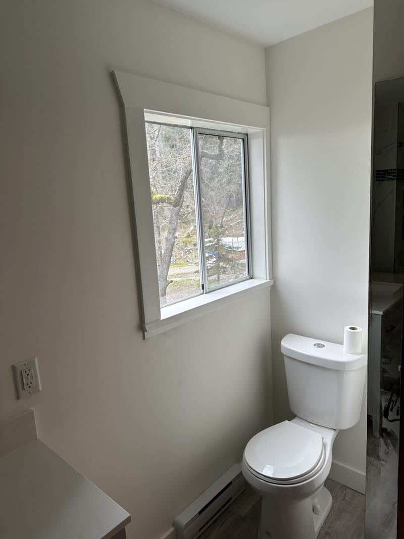 Marble-look tile and dark mosaic accent band detail
